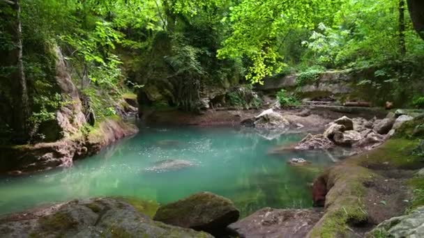 Bach und Wasserfälle in der Strecke nach dem Wasserfall von Marmore — Stockvideo