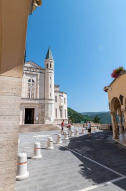 Cascia, İtalya 30 Temmuz 2021: güneşli bir günde Santa Rita Katedrali