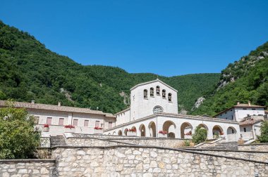 Güneşli bir günde Rocca Porena kasabasında Santa Rita 'nın yeni sntuario' su