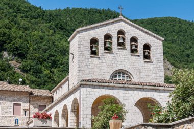 Güneşli bir günde Rocca Porena kasabasında Santa Rita 'nın yeni sntuario' su