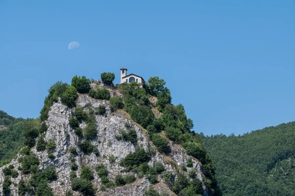 Vista Del Santuario Roccioso Tra Vegetazione — Foto Stock