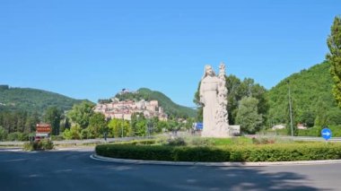 Santa Rita 'nın heykeli Cascia' daki kavşakta.