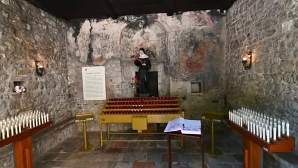 Capilla de la antigua iglesia de santa rita da cascia en roccaporena — Vídeo de stock