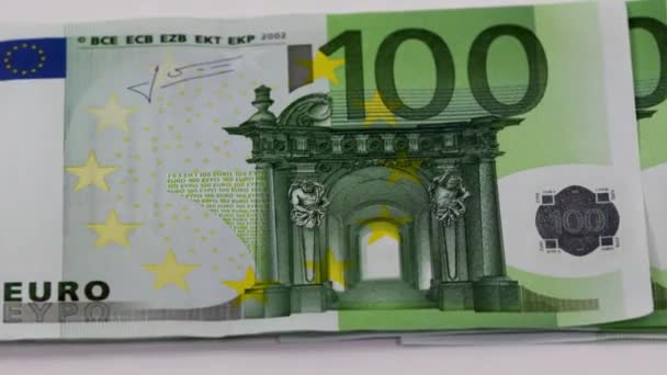 Pormenores e panorâmica das notas de 100 euros — Vídeo de Stock