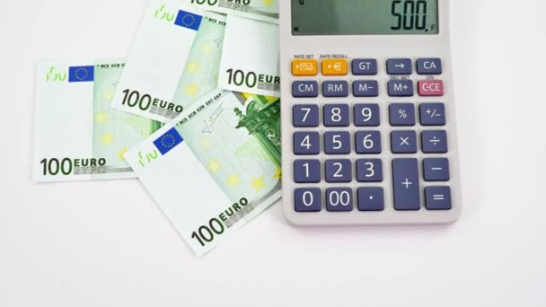 Банкноты 100 евро с калькулятором — стоковое видео