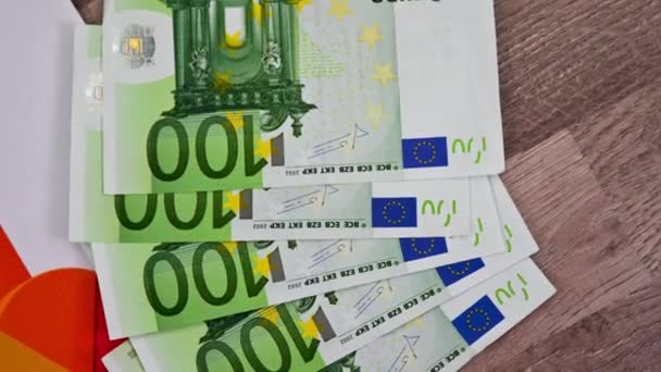 100 eurobankbiljetten met statistische grafieken — Stockvideo