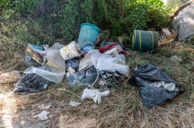 Terni, İtalya 5 Ağustos 2021: Medeni olmayan insanlar tarafından şehrin varoşlarına atılan yasadışı atık