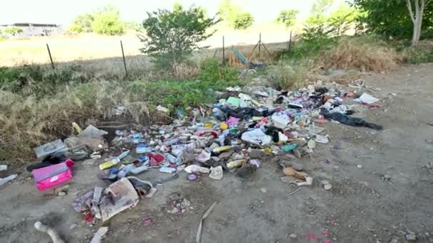 Olagligt avfall som lämnats till landsbygden i utkanten av staden — Stockvideo