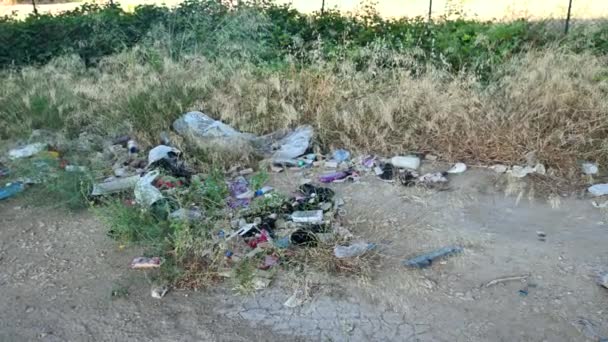 Illegális hulladékot hagyott a vidékre a város szélén — Stock videók