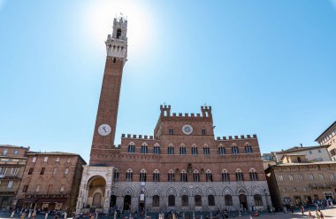 Siena, İtalya 07 Ağustos 2021 Campo ve Torre del 'in Siena Meydanı.