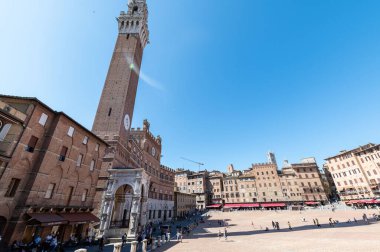 Siena, İtalya 07 Ağustos 2021 Campo ve Torre del 'in Siena Meydanı.