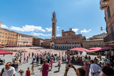 Siena, İtalya 07 Ağustos 2021 Campo ve Torre del 'in Siena Meydanı.