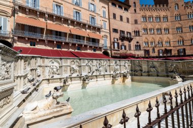 Siena 'nın merkezindeki Piazza del Campo Meydanı' ndaki çeşme.