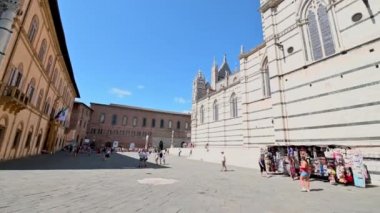 Şehir merkezindeki katedral ve turistler