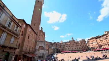 Torre del Mangia ile Campo 'nun Siena Meydanı