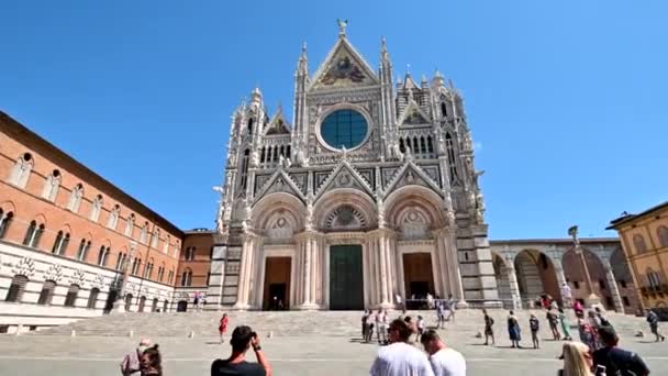 Siena ο καθεδρικός ναός στο κέντρο της πόλης και οι τουρίστες — Αρχείο Βίντεο