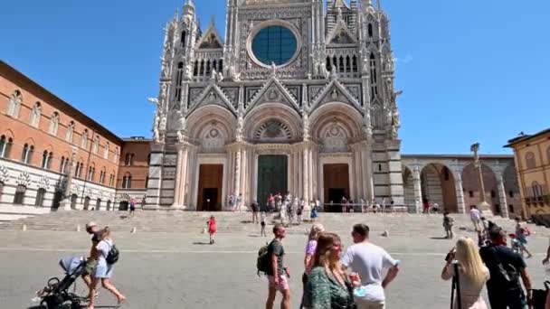 Siena la catedral en el centro de la ciudad y los turistas — Vídeos de Stock