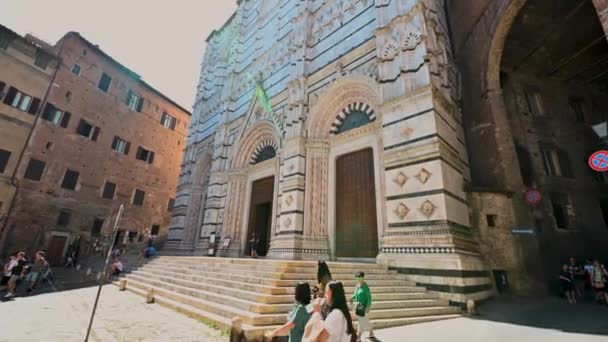 Siena the cathedral in the city center and tourists — Stock Video