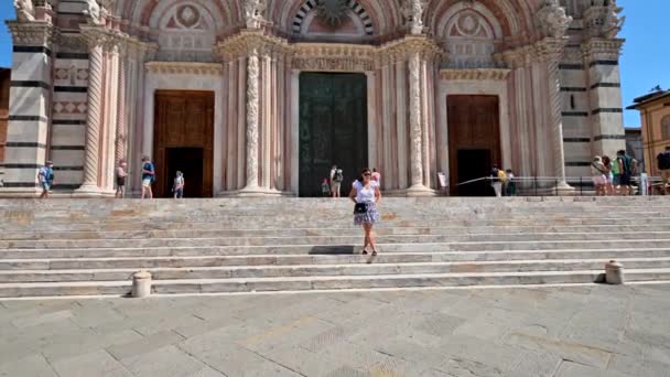 Siena katedralen i stadens centrum och turister — Stockvideo