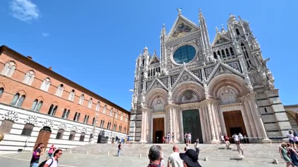 Siena ο καθεδρικός ναός στο κέντρο της πόλης και οι τουρίστες — Αρχείο Βίντεο