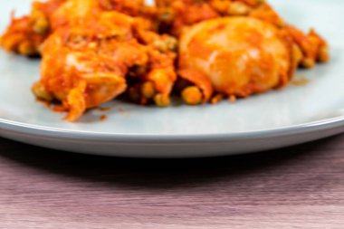 Tabakta bezelyeli mürekkep balığı ve sos servis etmeye hazır.