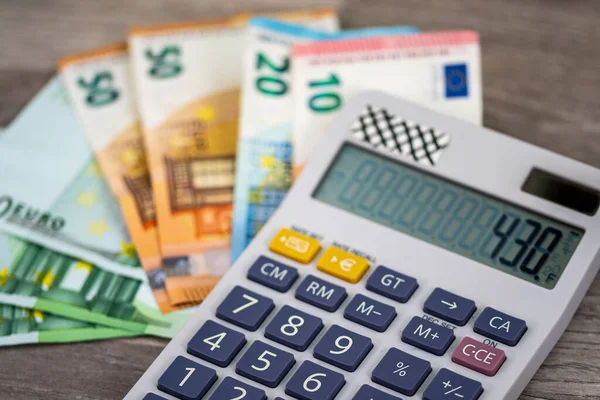 100 Banknotów Euro Kalkulatorem Powierzchni Drewnianej — Zdjęcie stockowe