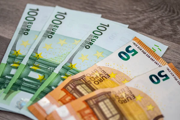 100 Eurobankjegy Fából Készült Felületen — Stock Fotó