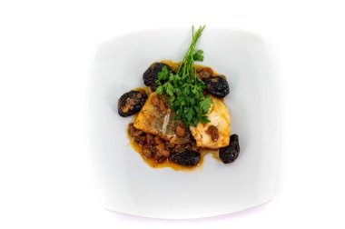 Beyaz tabakta tatlı ve ekşi morina balığı tabağı ve beyaz arka plan