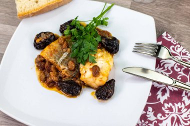 Ahşap bir yüzey üzerinde tatlı ve ekşi morina balığı tabağında kompozisyon