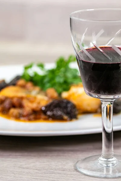 Detalle Una Copa Vino Tinto Frente Plato Pescado —  Fotos de Stock