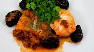 Tatlı ve ekşi karışımlı morina balığı.