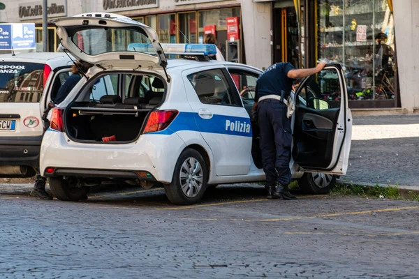 Policiais municipais com carro sendo verificado — Fotografia de Stock