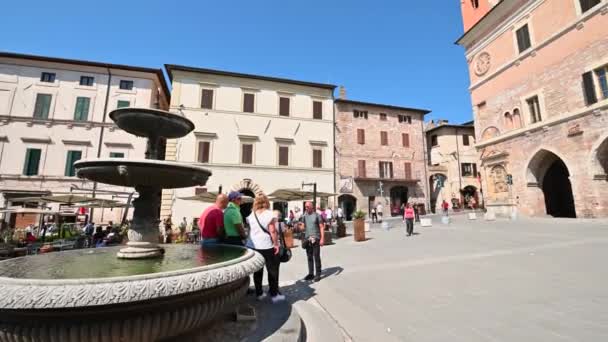 Piazza dello spello della repubblica e palazzo di comune nel centro del paese — Video Stock