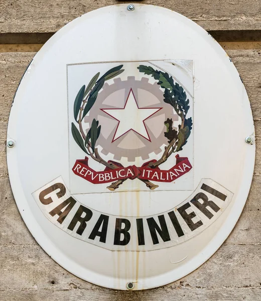 Stemma Dei Carabinieri Davanti Alla Caserma — Foto Stock