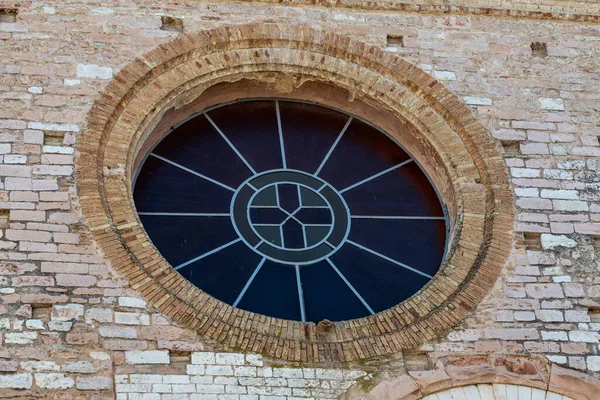 Spello Rosenfenster einer Kirche im historischen Zentrum — Stockfoto