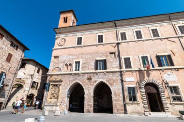 İmla, İtalya 21 Ağustos 2020: Cumhuriyet meydanı Spello ve belediye binası