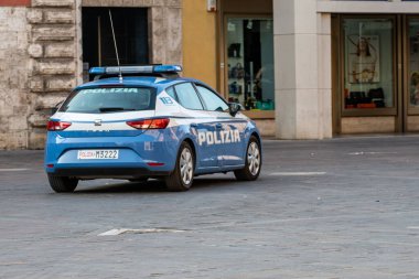 Terni, İtalya 24 Ağustos 2021: Polis arabası şehir merkezinde devriye geziyor.
