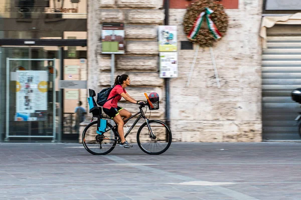 Terni Włochy Sierpień 2021 Kobieta Rowerze Panning Fotografia — Zdjęcie stockowe