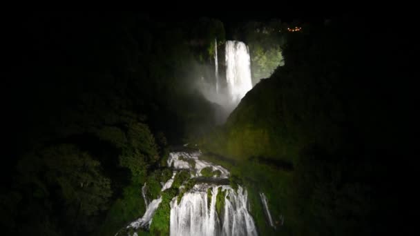 Wasserfall von Marmore bei Nacht oberer Teil — Stockvideo