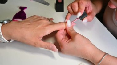 Çiviler için çıplak renk jeli uygulaması