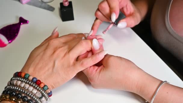 Nanesení nahého barevného gelu na nehty — Stock video