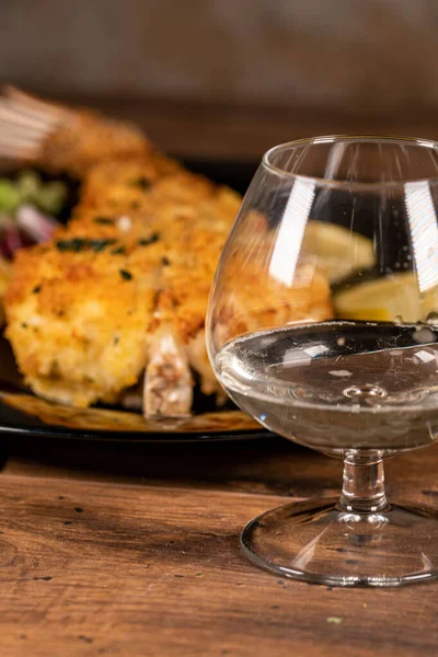 Vaso Vino Blanco Con Plato Pescado Madera — Foto de Stock