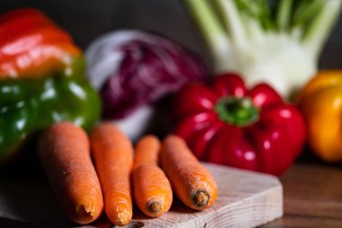 Ahşap yüzeyde kesim tahtası olan sebzelerin bileşimi