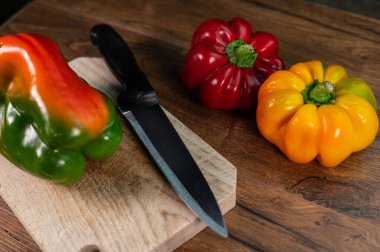 Ahşap bir yüzey üzerinde ağaç kabuğu ve tahta kesme ile sebze bileşimi