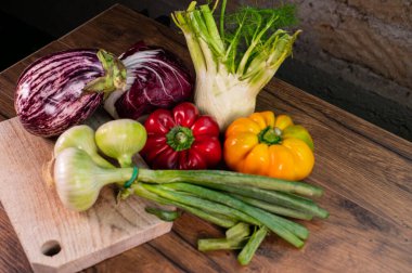 Ahşap yüzeyde kesim tahtası olan sebzelerin bileşimi