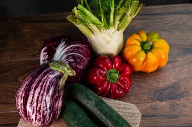 Ahşap yüzeyde kesim tahtası olan sebzelerin bileşimi