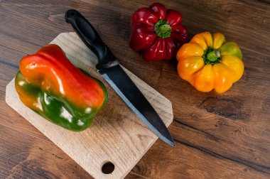 Ahşap bir yüzey üzerinde ağaç kabuğu ve tahta kesme ile sebze bileşimi