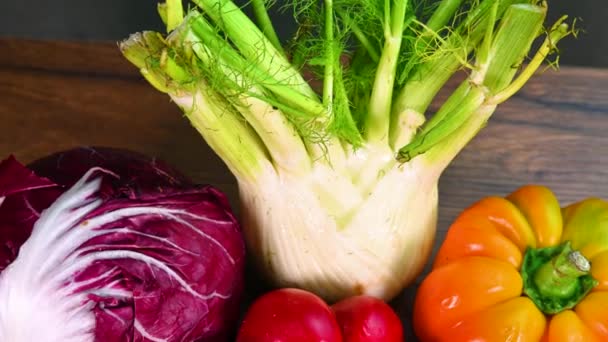Çeşitli renkli sebzelerin bileşimi — Stok video