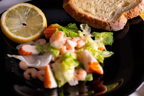 새우와 음료와 포도주와 레몬이 곁들인 해산물 샐러드 — 스톡 사진