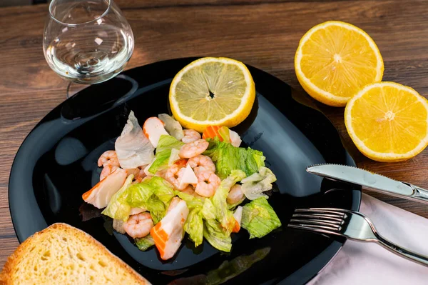 Komposisi Salad Seafood Dengan Udang Dan Surimi Dengan Sendok Garpu — Stok Foto